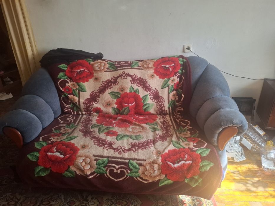 Отдам бесплатно диван и два кресла.