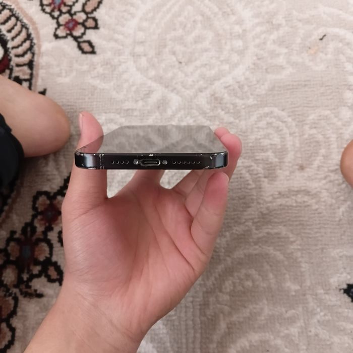 Telefon ishlaydi, lekin ekrani siniq, ko‘rsatmaydi.
Orqa korpusi ham s