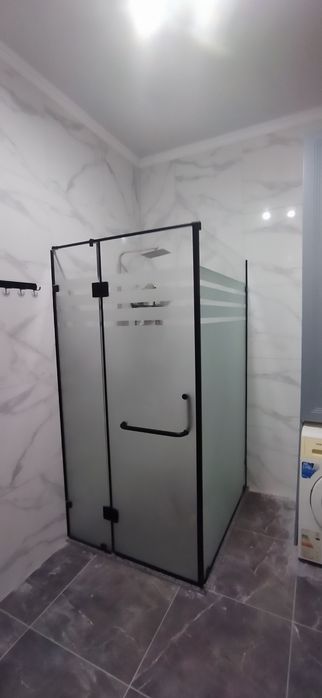 Стеклянные душевые перегородки