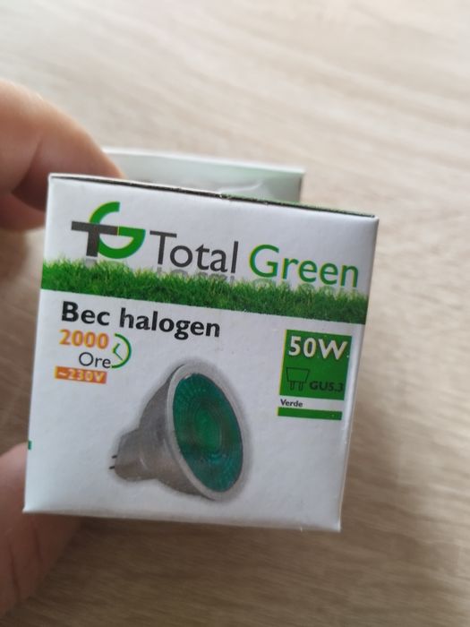 Vând set de 9 becuri halogen colorate, marca Total Green, noi, în amba