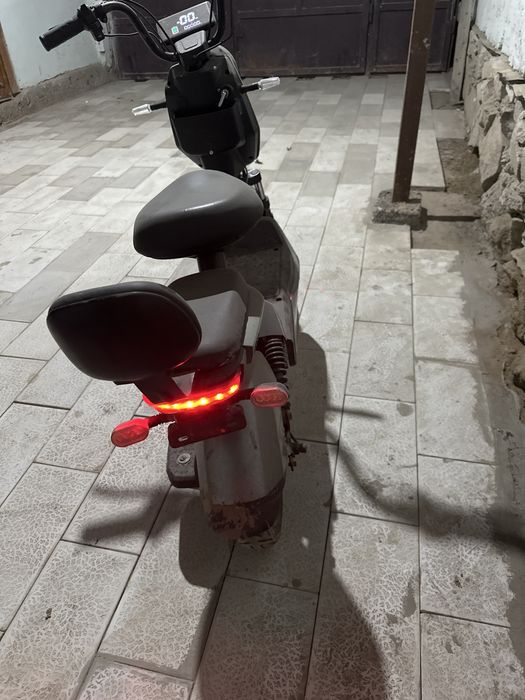 Електроний скутер харошим состайани