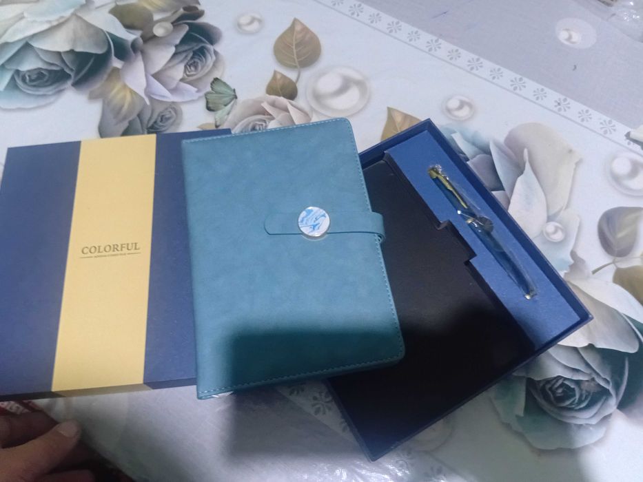 Erkaklar va ayollar uchun blaknot yangi