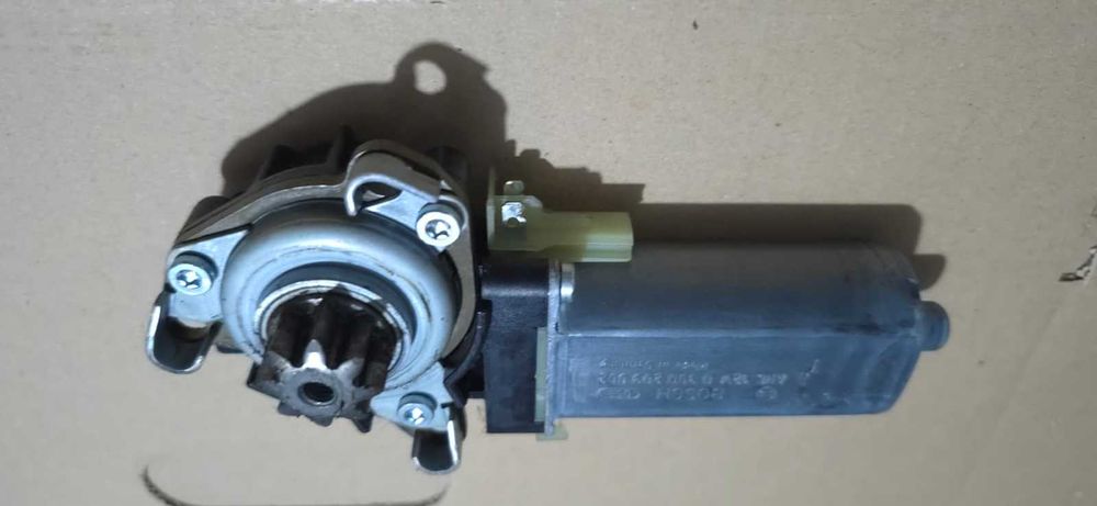 Motoras scaun dreapta fata MERCEDES-BENZ C-CLASS W204 OEM 0390203002