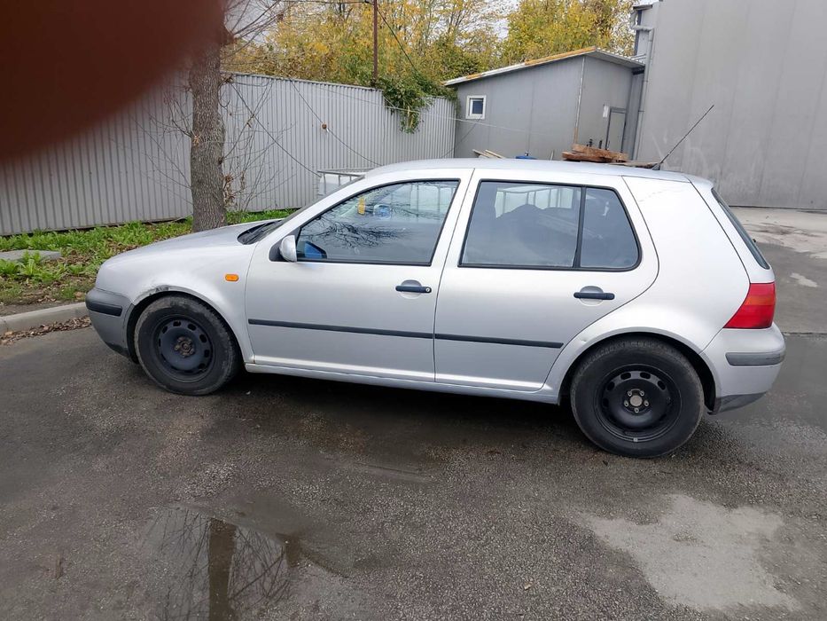 Голф 4 !!!  Колата е на метан