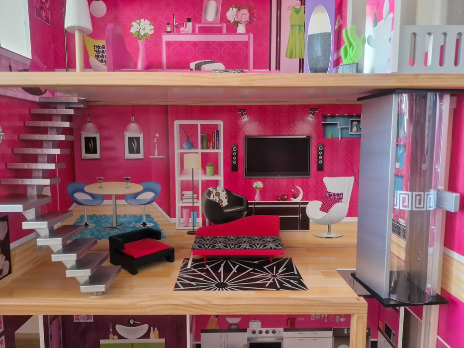 Дървена къща за кукли с асансьор