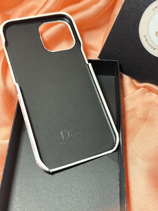 Huse model Dior pentru iPhone