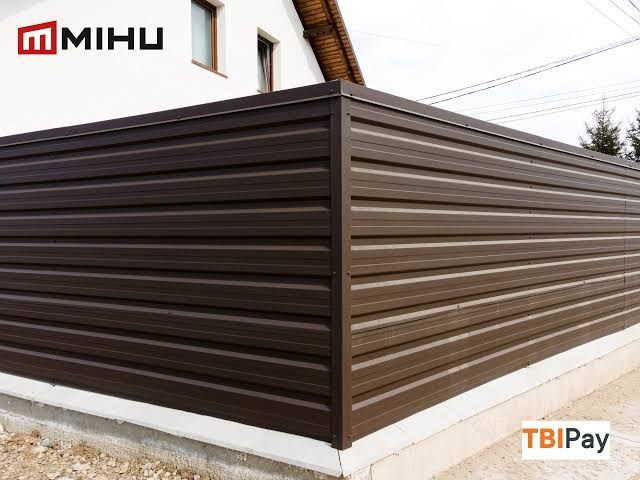 Realizăm garduri din șipcă metalică