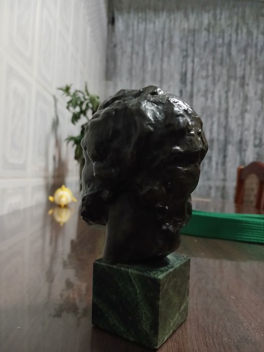 Продою статуэтку Пушкина