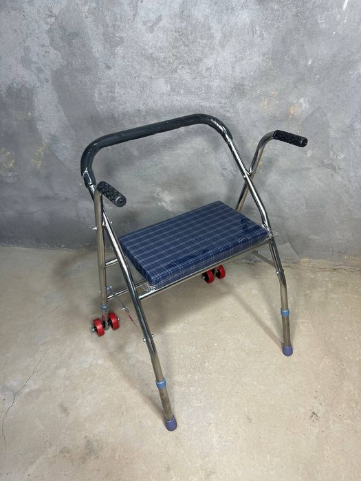 Ходунок  для инвалидов с мягким сиденем