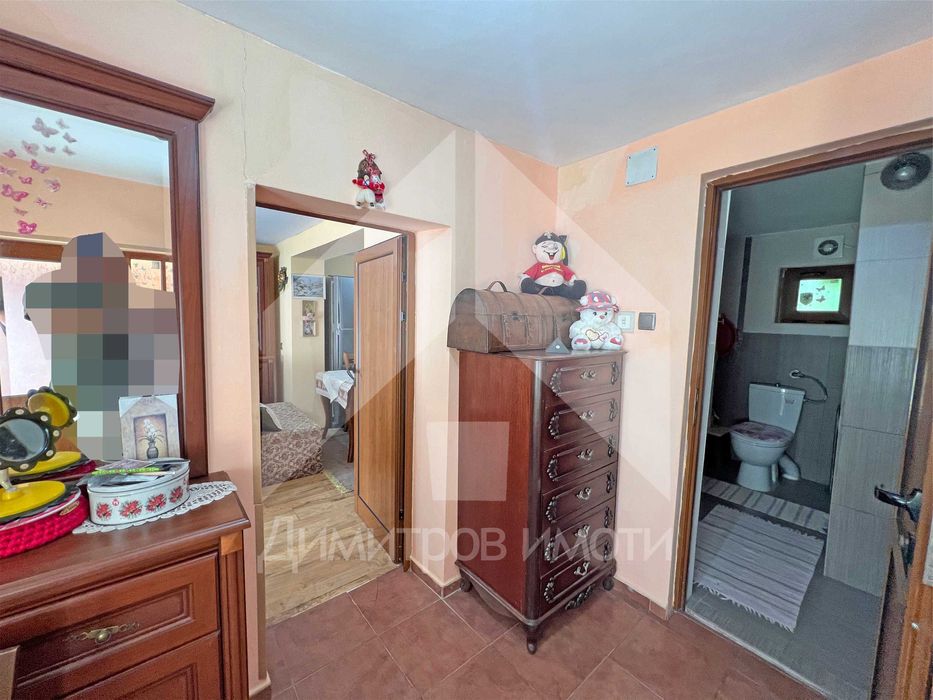 Продава еднофамилна, тухлена къща с 2 ДКА двор на 70 км от Варна.