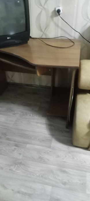 Продам компьютерный стол