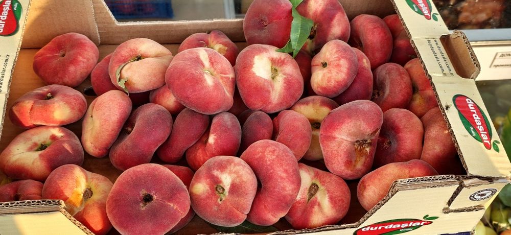 Продавам праскови редхейвън уфо и юлска едра