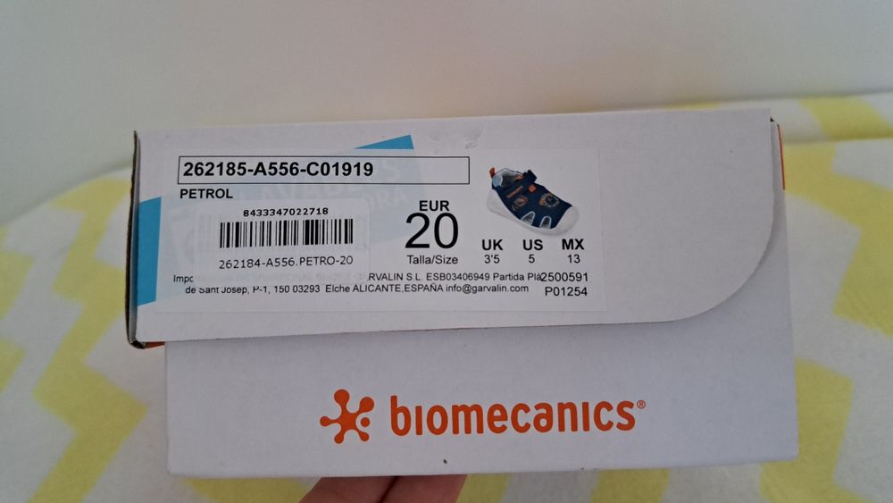 Нови сандали biomecanics canvas размер 20 (половинки обувки)