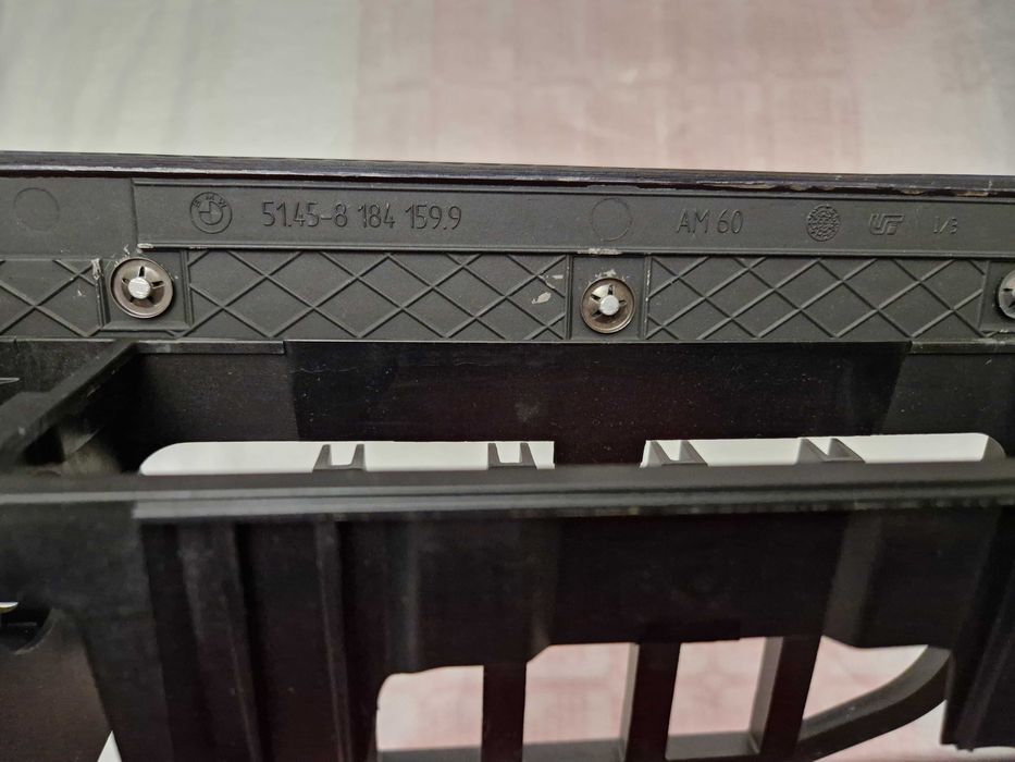 Продавам рамка с карбонова лайсна/капаче за радио на БМВ е39