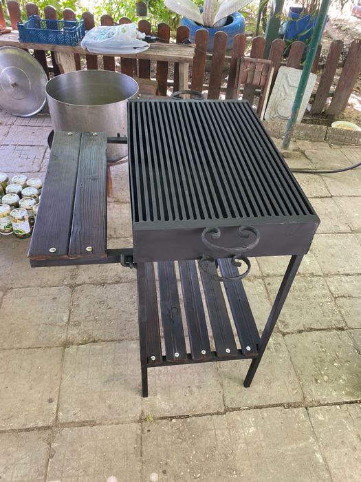 Скара на дървени въглища