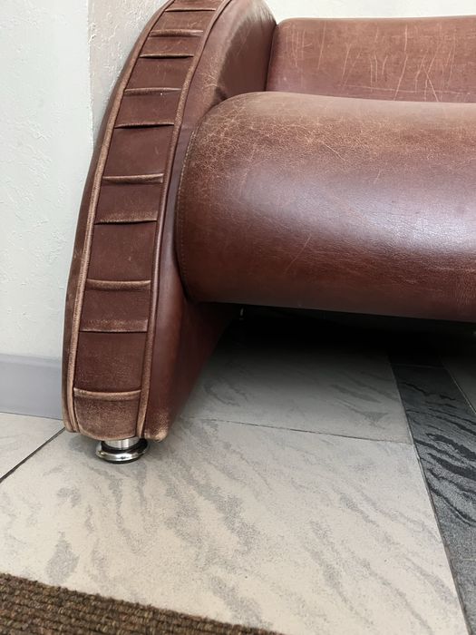 Большие коричневые кресла