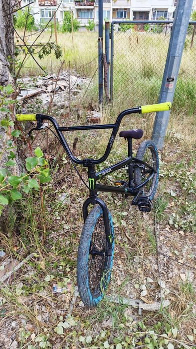Продавам Monster edition BMX и скейтборд Santa Cruz и Калници за колело