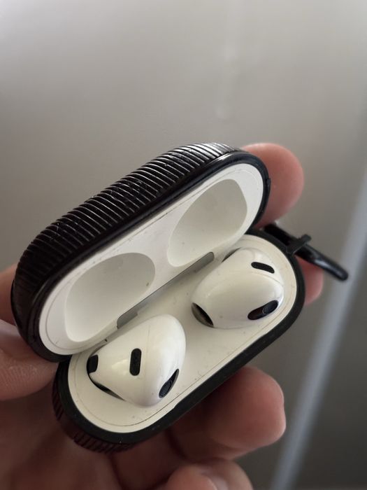 Продам наушники Airpods 3