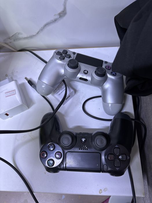 Плестейшн 4 с 2 джойстиками