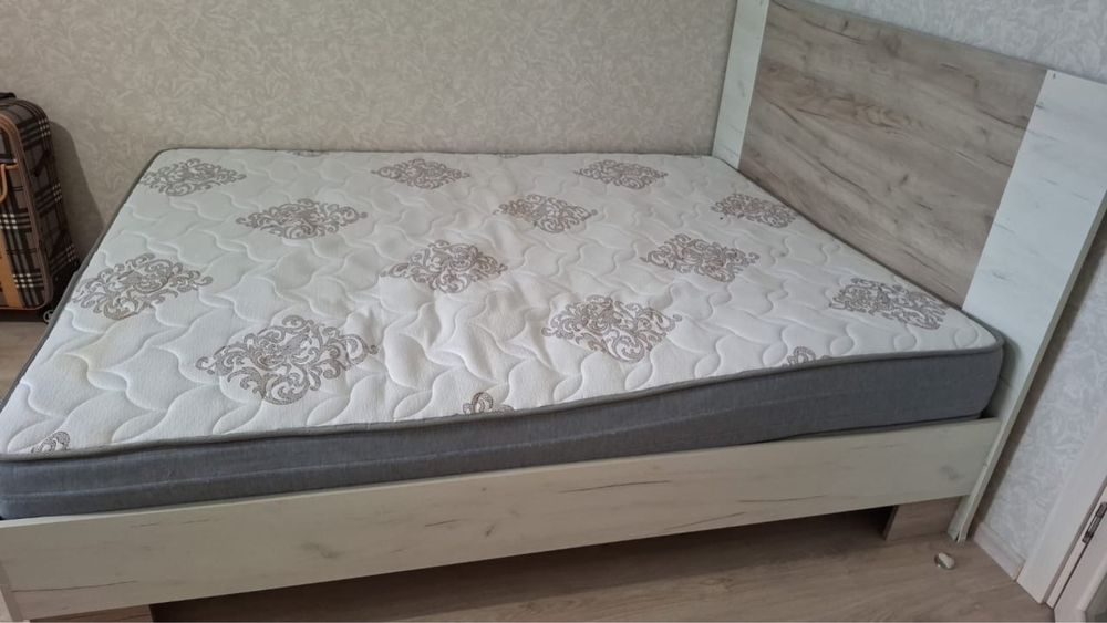 Продам кровать с матрасом