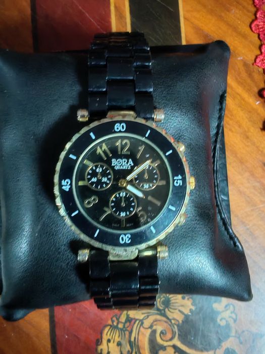 Ceasuri de dama și bărbați  200 de lei bucata