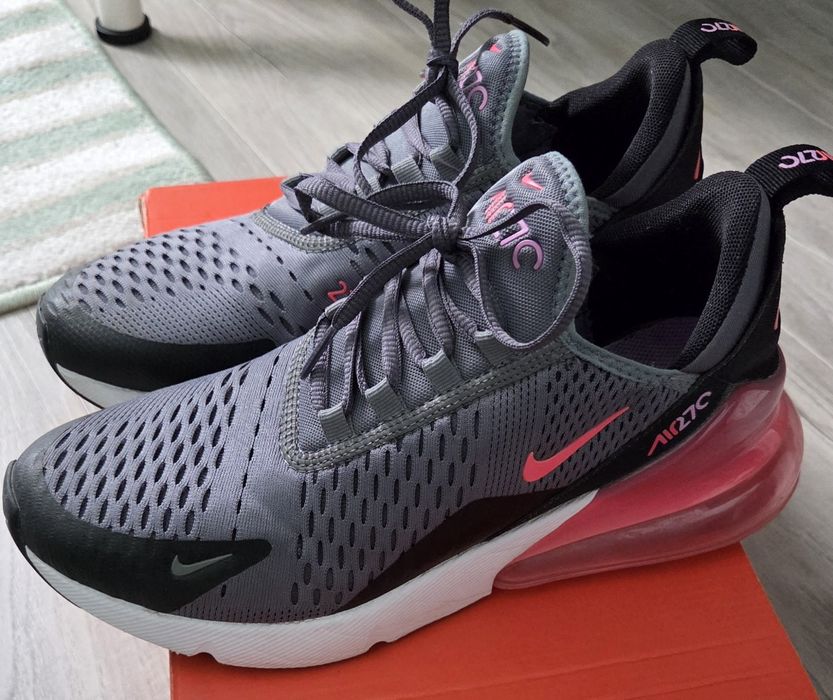 Vând adidași Nike Air Max 270