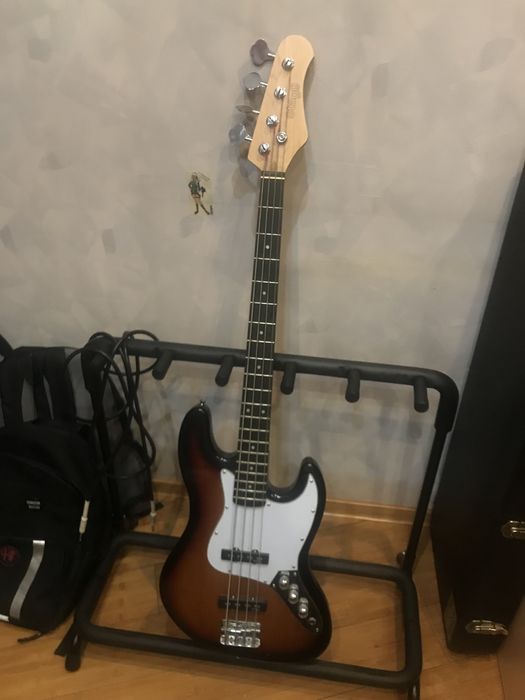 Бас гитара Stagg SB-300 + Басовый комбик Stagg BA-20