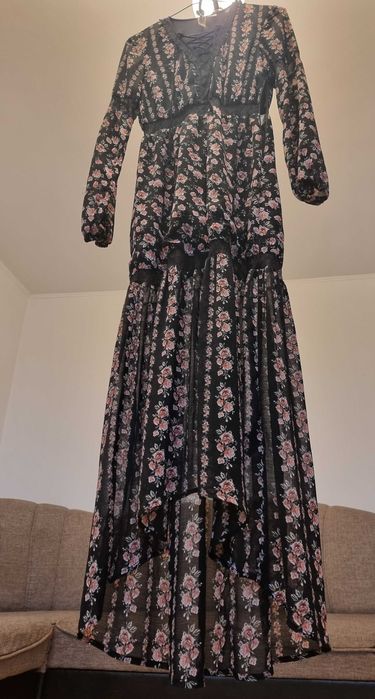 Rochie neagra cu flori si croi special