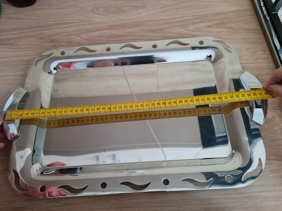 Tava din metal pentru servire