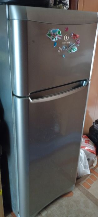 Хладилник indesit с горна камера