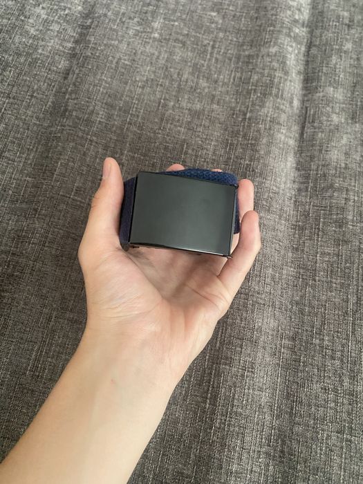 Темно синие джинсы