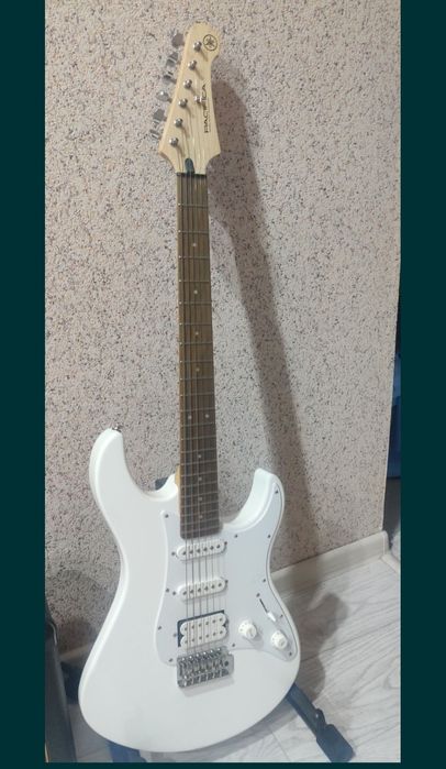 Продам электро гитару Yamaha