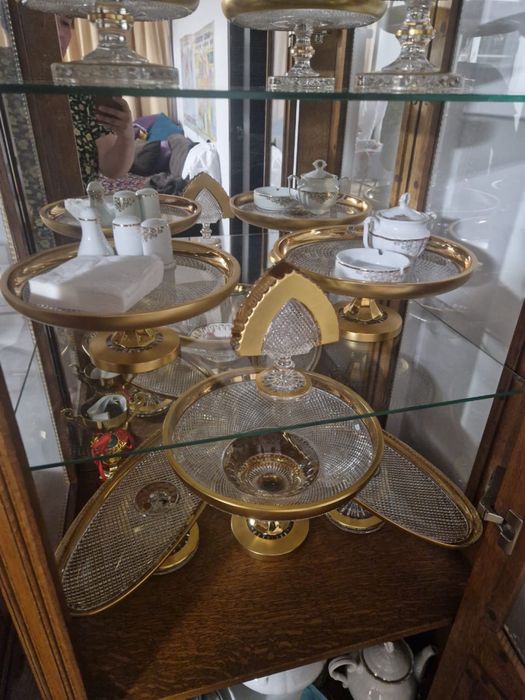 Продается витрина для посуды