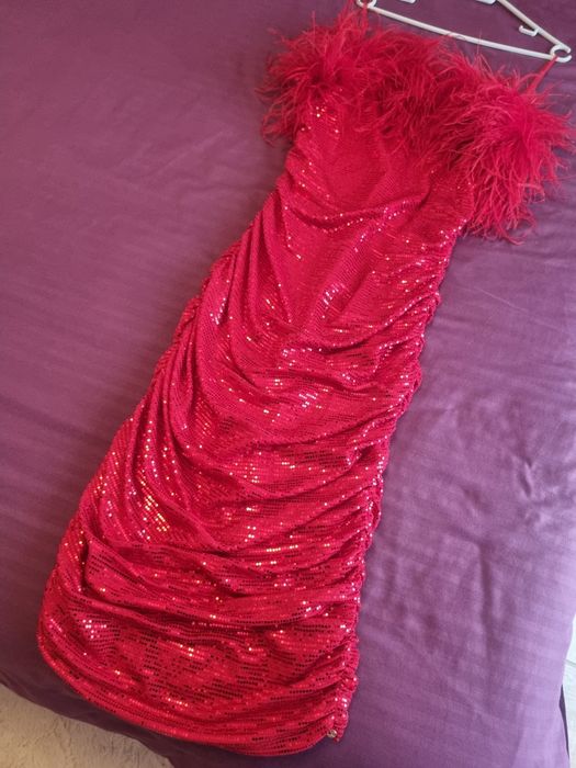Rochie Roșie Cu Paiete Și Pene Nissa