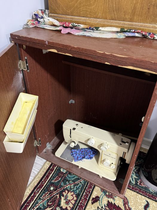 швейная машинка с тумбочкой сатылады.