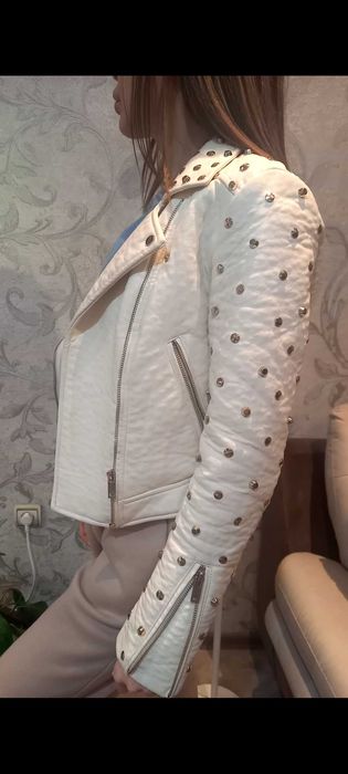 Дамско бяло кожено рокерско яке с капси ZARA