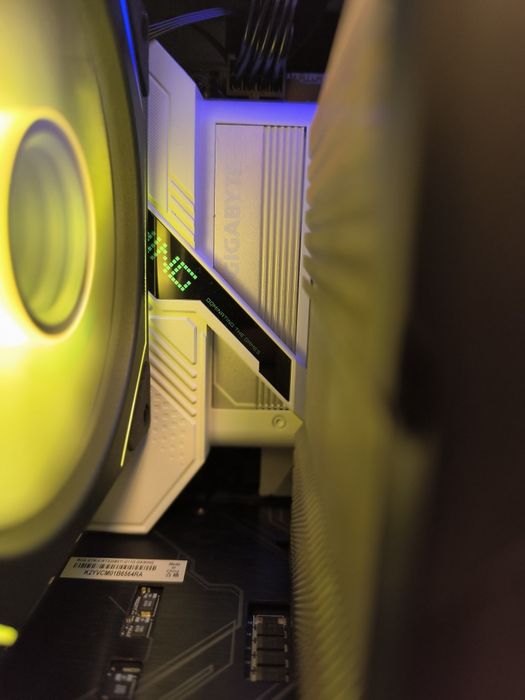 Мощен Геймърски и Продуктивен Компютър – i7-13700k, RTX 2080 Ti, 32GB