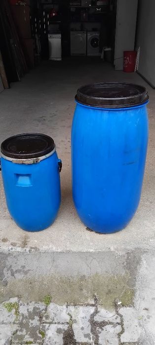 Два броя пластмасови бидони