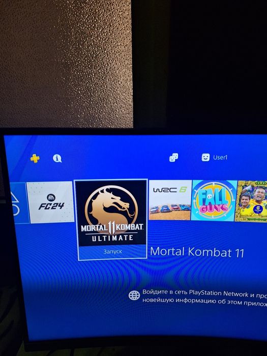 Продаю плейстейшин 4 слим с одним оригинальным  жостиком.