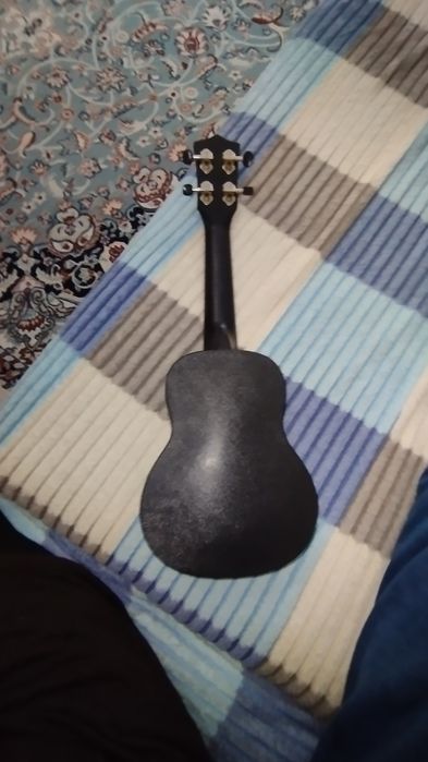 Продаю укулеле срочно
