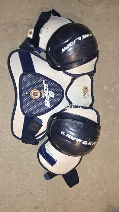 Хокеен екип: каска, ръкавици, налакътници, нагръдник, гащи,кори