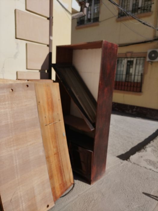 Отдам даром. Мебель,сервант полки для книг шкаф .