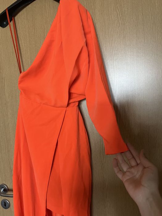 Rochie lunga, cu slit lung si taietura adanca a unei maneci