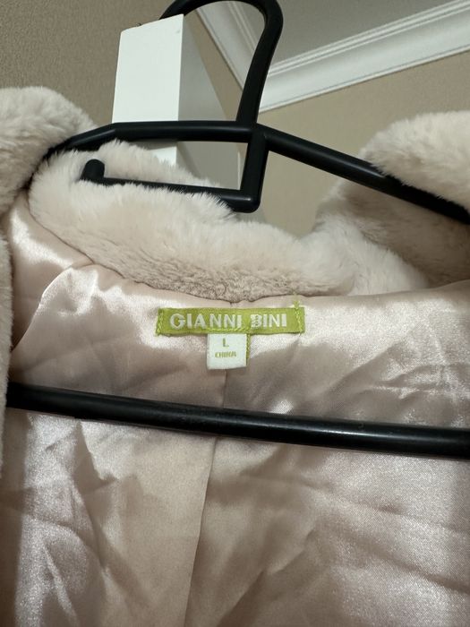 Продам женскую шубу