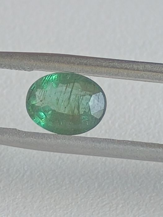 Изумруд с наситен цвят