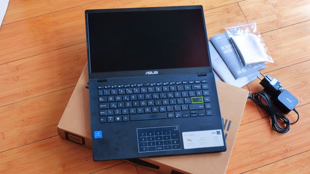 Laptop ASUS  - Diplay  14 ''  Full HD - cu toate accesorile
