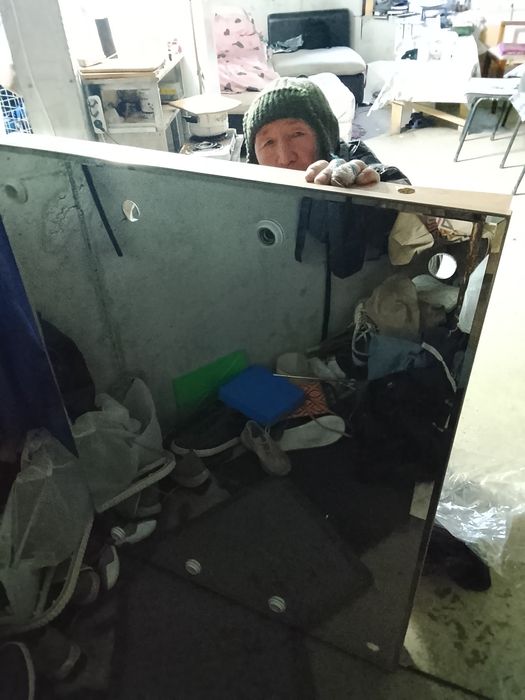 Зеркало и маленки диван