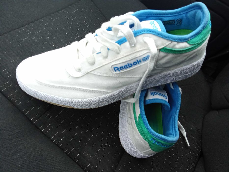 Vând   teneși   Reebok