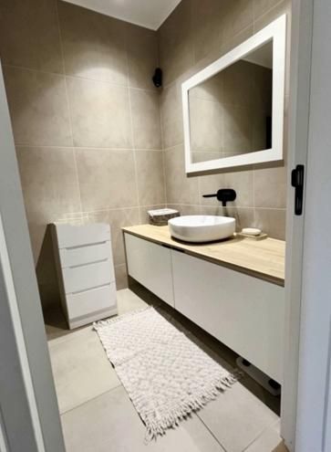 Дава се под наем Тристаен апартамент в София, Хладилника - 124 кв.м за 1300 € - Снимка #5