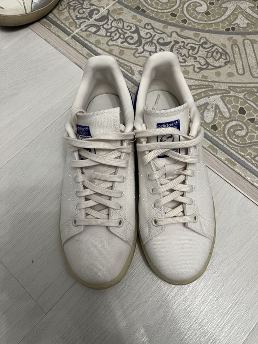 Продам новые белые кеды Adidas